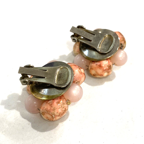 Vintage Mid Century Clip On Earrings pink peach gold beads beaded round clusters - Picture 3 of 5